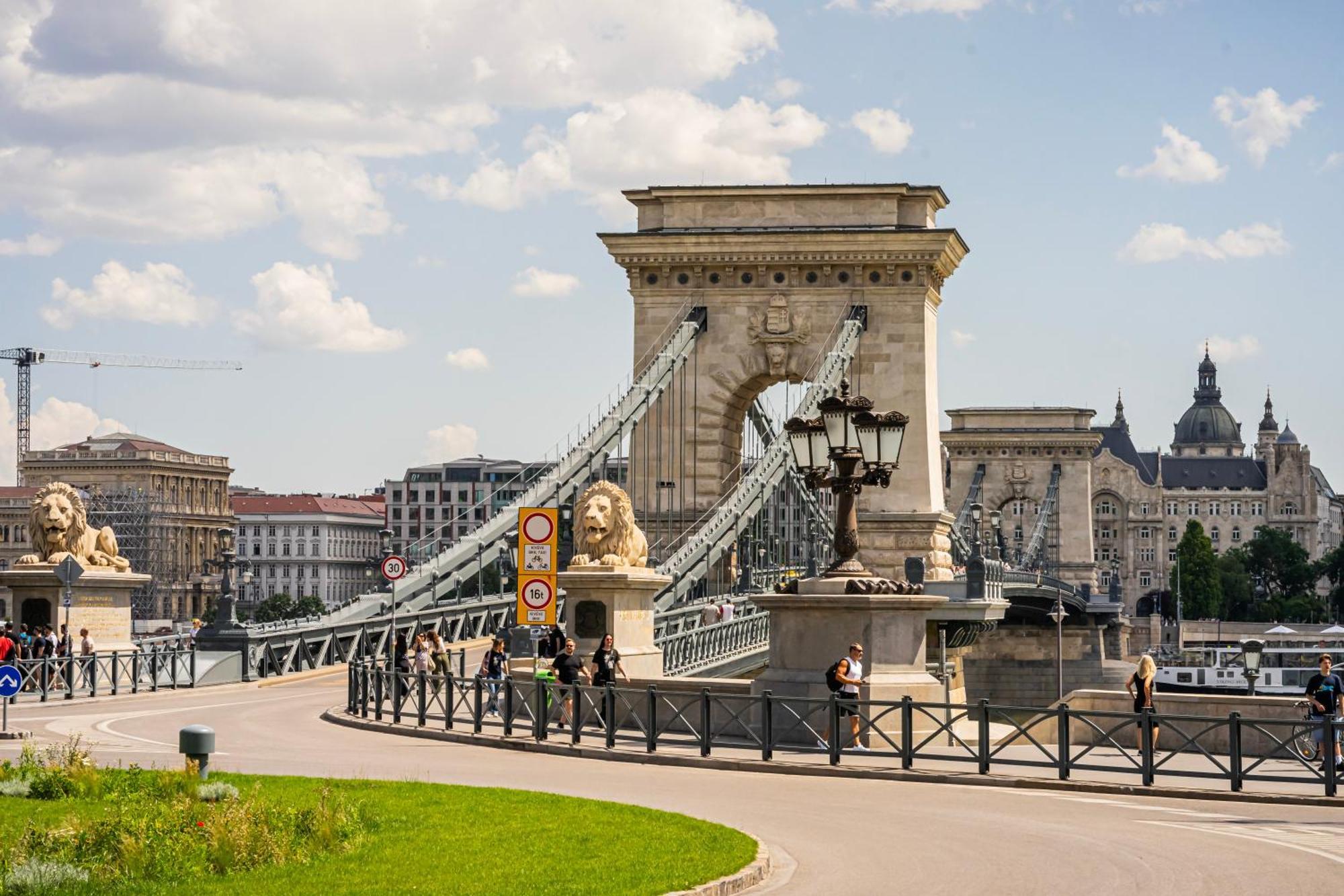 Elegant Escape By Buda Castle For Pleasure Seekers Budapest Exterior photo